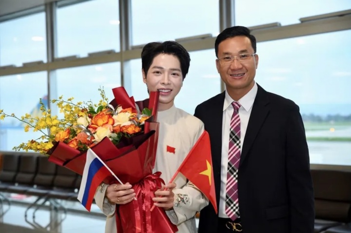 Ca sỹ Đức Phúc cùng ông Hà Minh Thắng - Phó Cục trưởng Cục Nghệ thuật Biểu diễn, Trưởng đoàn Việt Nam tham dự Intervision 2025 