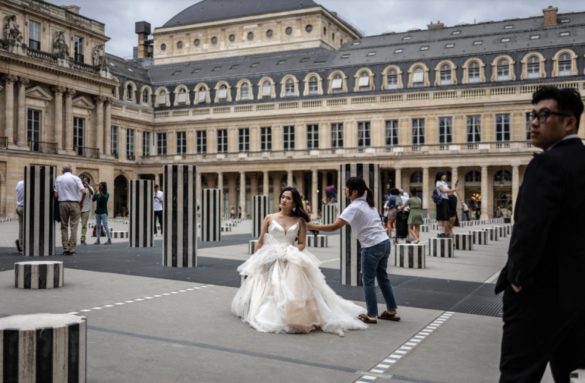 Cô dâu chụp ảnh cưới ở Paris, Pháp