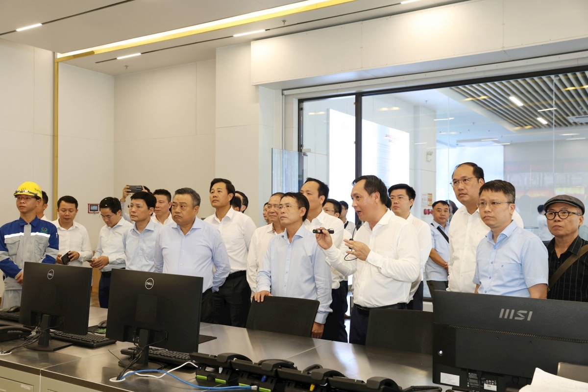 Lãnh đạo thành phố Hà Nội tham quan khu điều hành nhà máy.