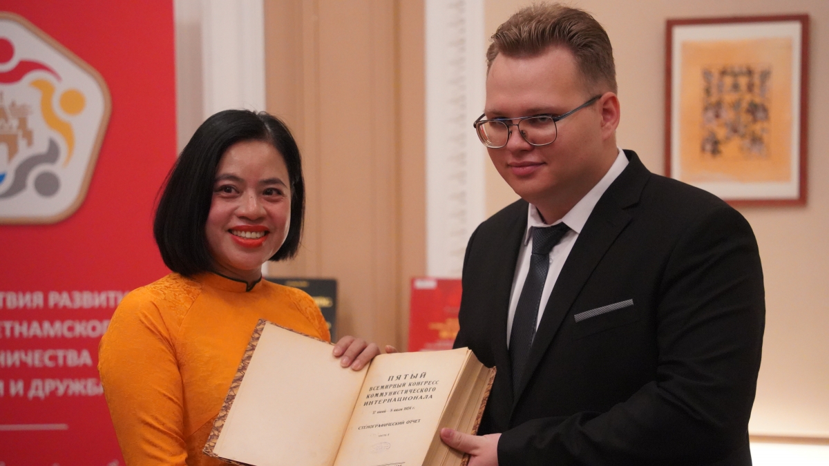 Sinh viên Pavel Bolshakov trao tặng cuốn sách cho bà Đỗ Thị Thu Hằng- Phó Giám đốc Bảo tàng Hồ Chí Minh