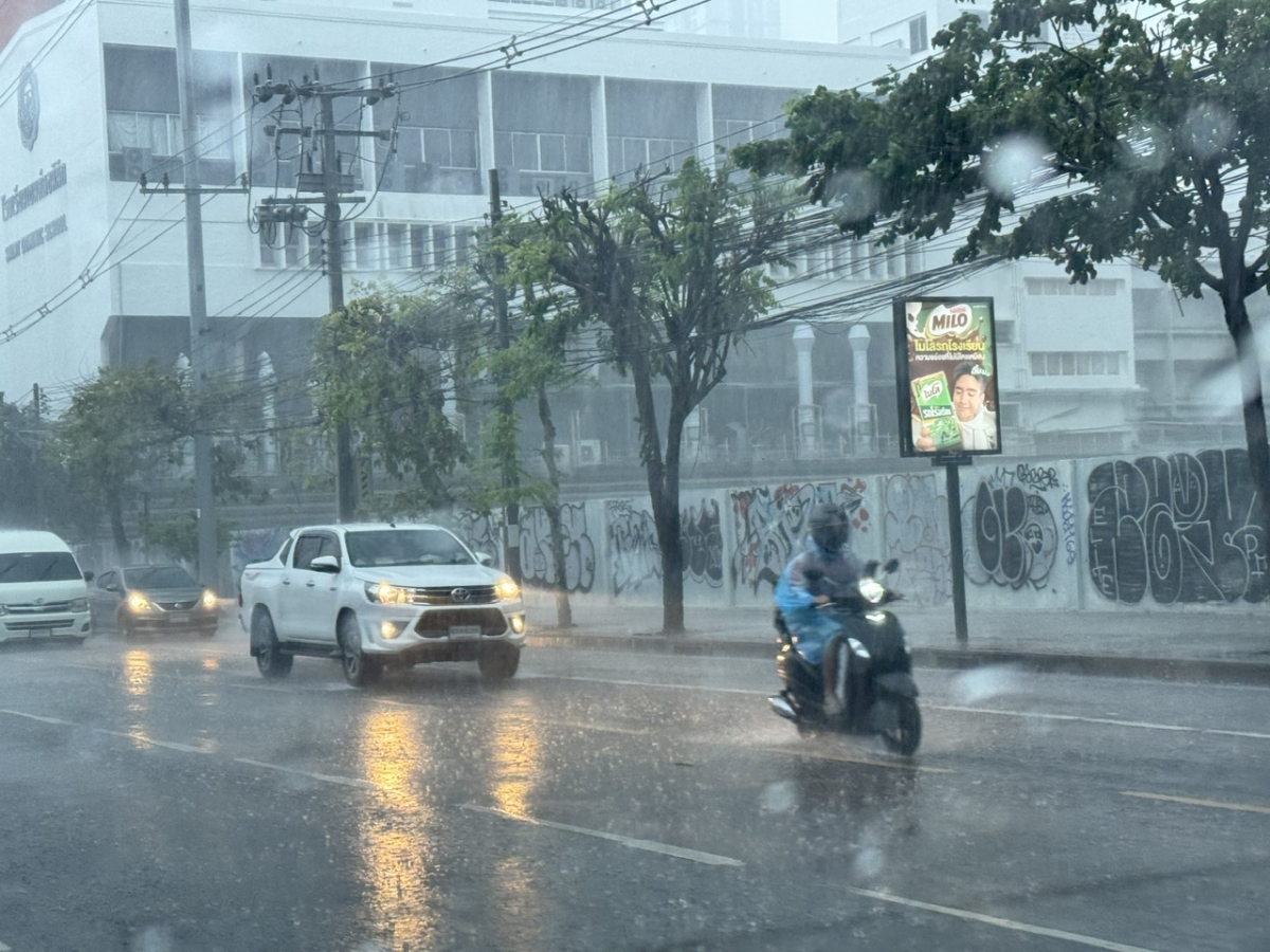 Tại Thái Lan, hoàn lưu bão Bualoi kết hợp với rãnh áp thấp và gió mùa Tây Nam mạnh tiếp tục gây mưa lớn trên diện rộng, dự kiến cho tới hết ngày 30/9. Ảnh: VOV Bangkok