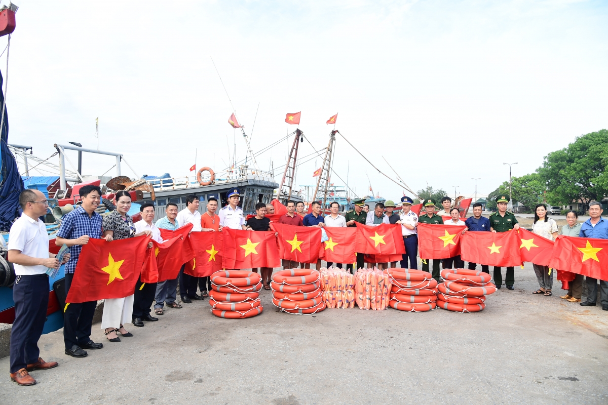 Tặng cờ Tổ quốc, phao cho bà con ngư dân Sầm Sơn, Thanh Hóa