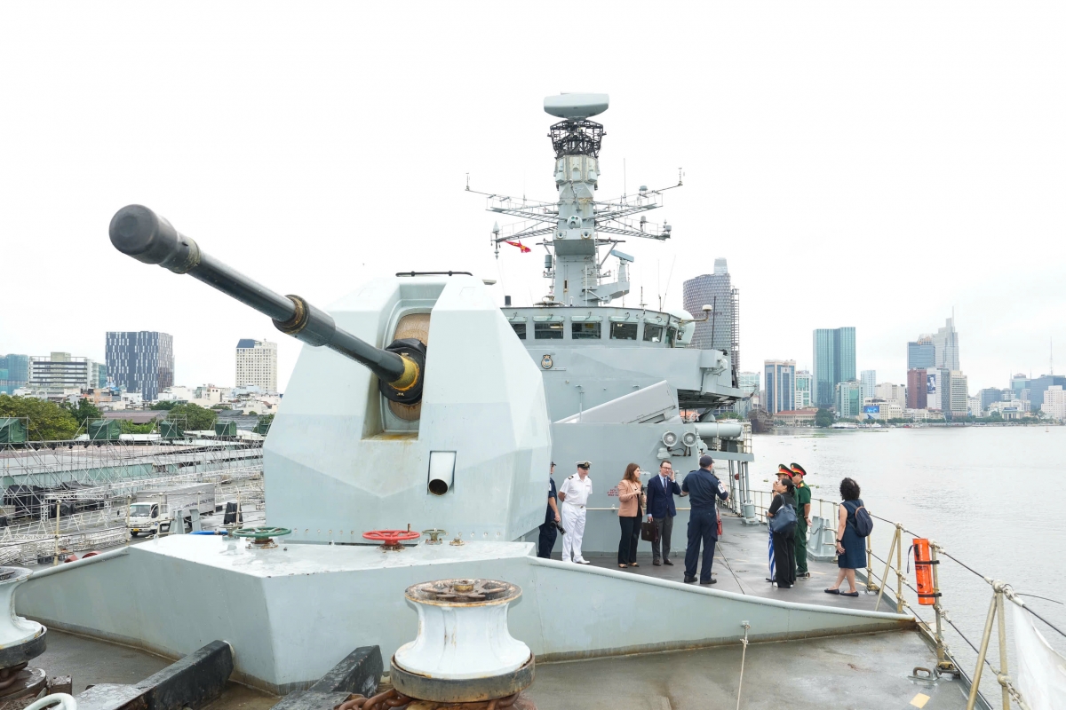 Các đại biểu tham quan Tàu HMS Richmond