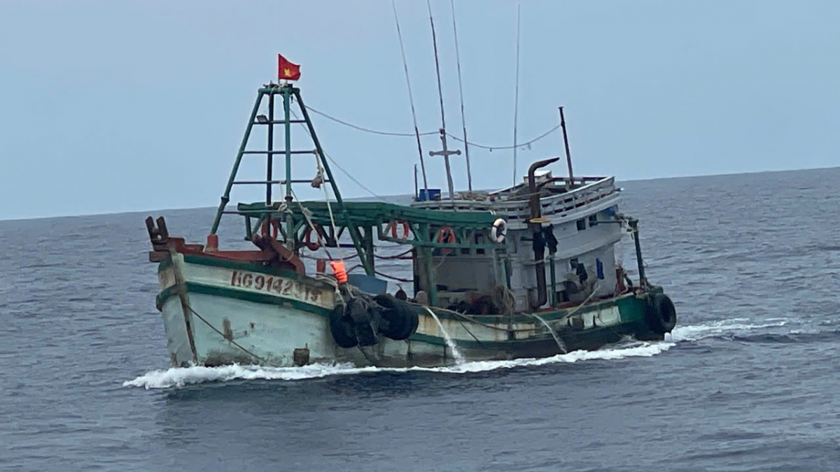 Tàu KG-91423TS đang đánh bắt thủy sản trên biển