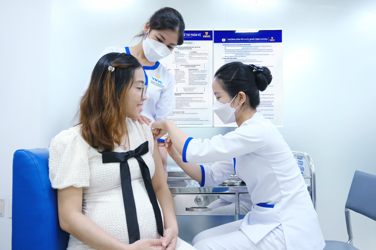 Thai phụ được tiêm vắc xin RSV của Pfizer tại Hệ thống Tiêm chủng VNVC