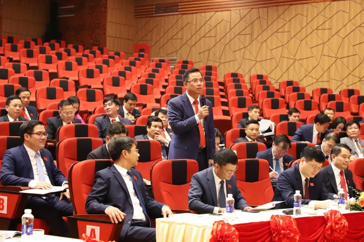 Đồng chí Quách Hải Lý - Bí thư Đảng ủy xã Tam Nông phát biểu thảo luận tại Tổ số 6