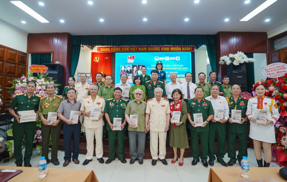 Thiếu tướng - Anh hùng Lực lượng vũ trang nhân dân Phan Văn Lai trao tặng tác phẩm của ông cho các bảo tàng và bạn đọc