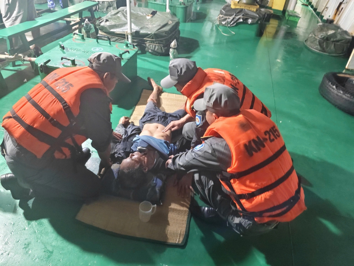 Tổ quân y thăm khám, sơ cứu cho ngư dân