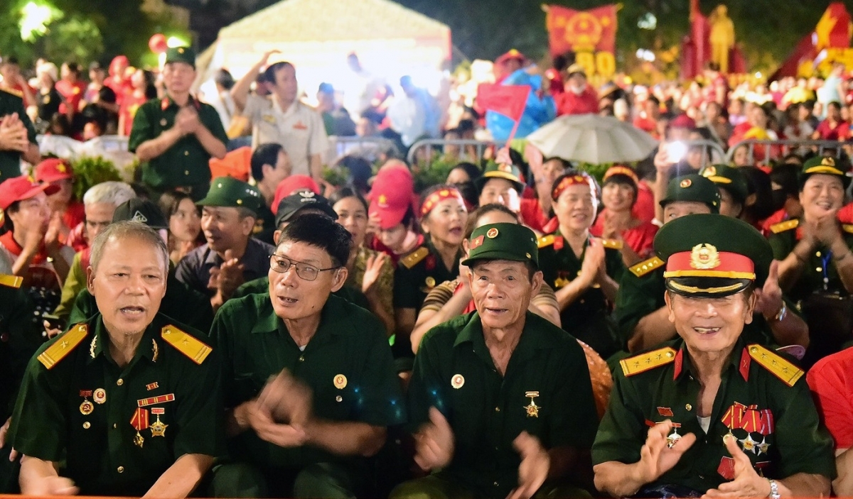 Các cựu chiến binh đã có cuộc gặp tình cờ tại buổi tổng duyệt A80 và cùng ôn lại chuyện thời binh lửa.