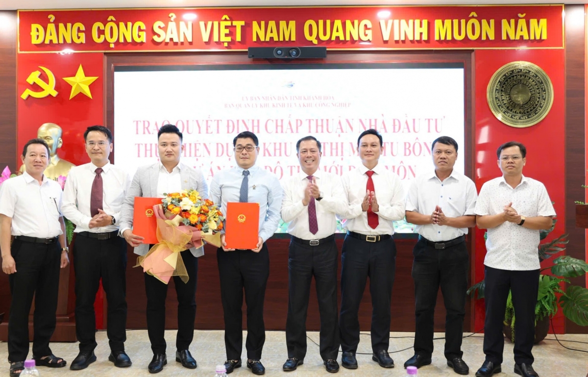 Lãnh đạo Ban Quản lý Khu kinh tế và các Khu công nghiệp tỉnh Khánh Hòa trao giấy chứng nhận cho đại diện doanh nghiệp