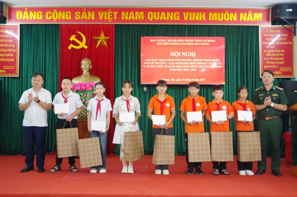 Trao kinh phí, tặng quà học sinh theo Dự án “Cán bộ, chiến sĩ Quân đội nâng bước em tới trường”.