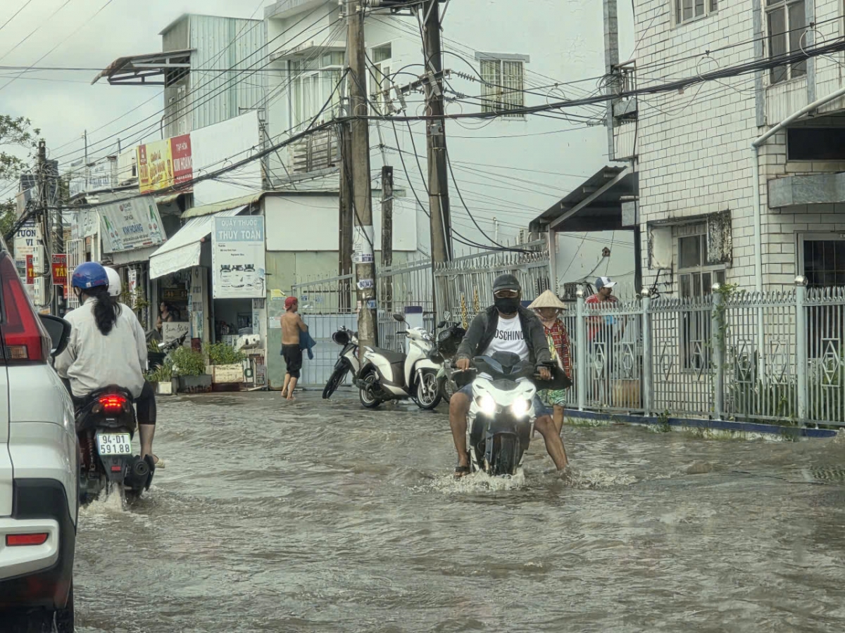 Triều cường gây khó khăn cho người dân trong sinh hoạt.