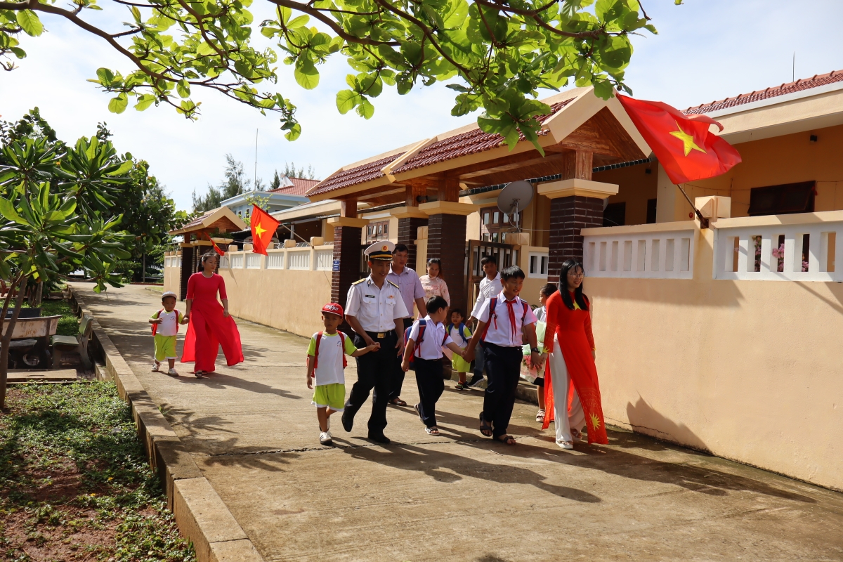 Tung tăng tới trường trên đảo Đá Tây
