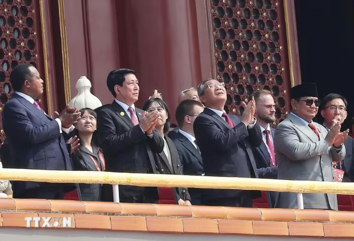Chủ tịch nước Lương Cường cùng lãnh đạo các nước dự lễ kỷ niệm 80 năm Chiến thắng phát xít của nhân dân thế giới trên Quảng trường Thiên An Môn. Ảnh: TTXVN