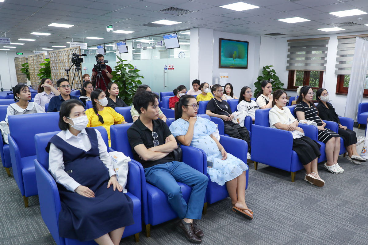 Các thai phụ và người nhà đến Trung tâm Tiêm chủng VNVC tìm hiểu và tiêm phòng vắc xin RSV