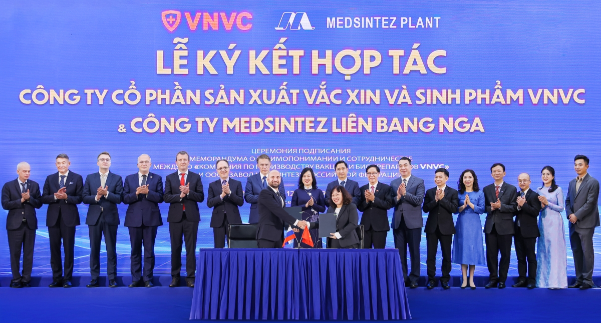 Ông Konstantin Gorodnitsky Trưởng Văn phòng Đại diện Công ty Medsintez tại Việt Nam và bà Trần Thị Hồng Thủy, Giám đốc Nhà máy Vắc xin và Sinh phẩm VNVC ký kết hợp tác dưới sự chứng kiến của Bộ trưởng Bộ Y tế Liên bang Nga Mikhail Murashko và Bộ trưởng Bộ Y tế Việt Nam Đào Hồng Lan