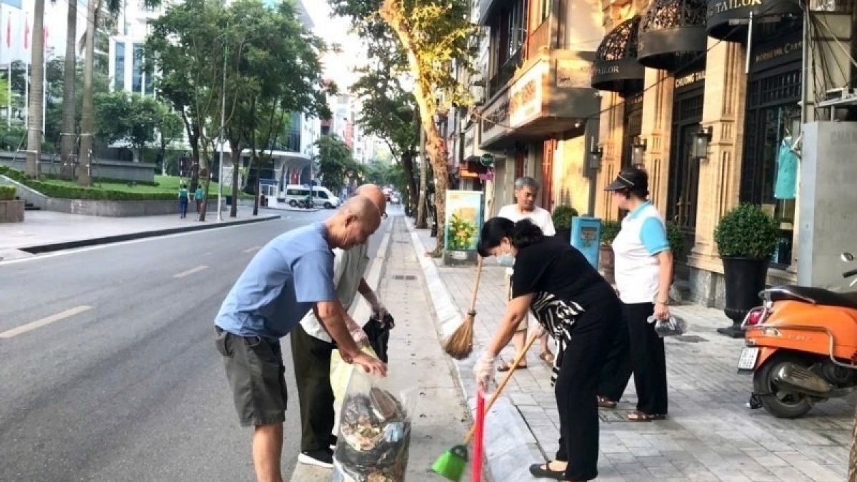 Người dân Hà Nội chủ động vệ sinh môi trường