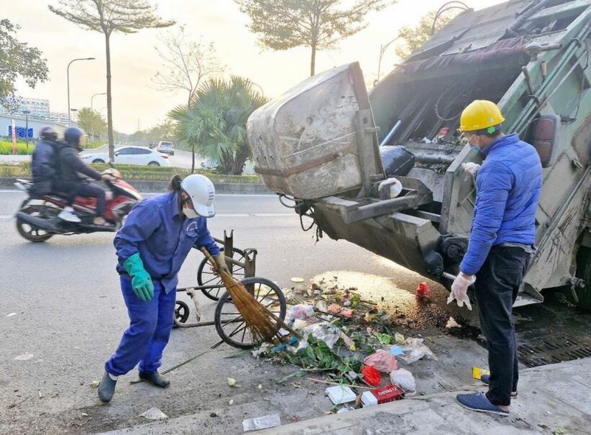 Công nhân vệ sinh môi trường tích cực thu gom rác