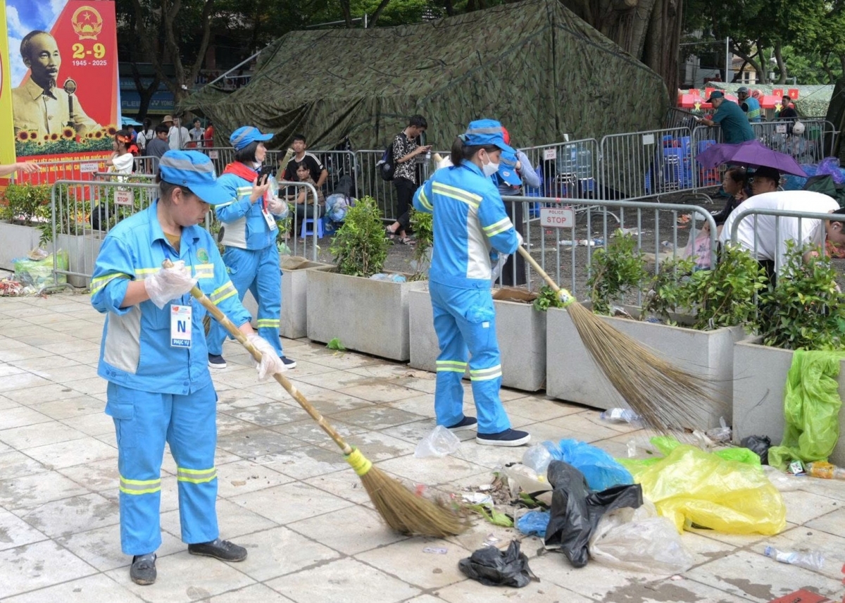 Công nhân thu gom rác