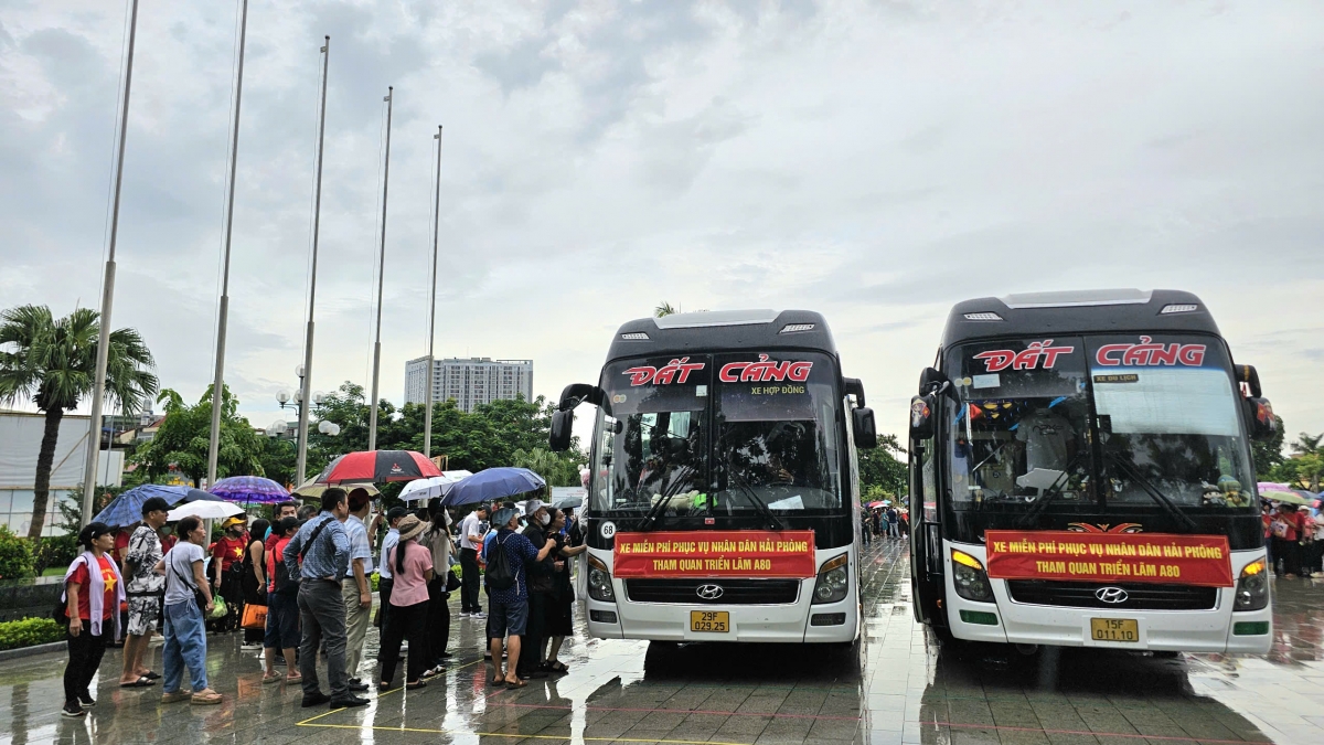 Người dân được hướng dẫn xếp hàng, lên xe và được phát nước uống, khăn lạnh miễn phí.