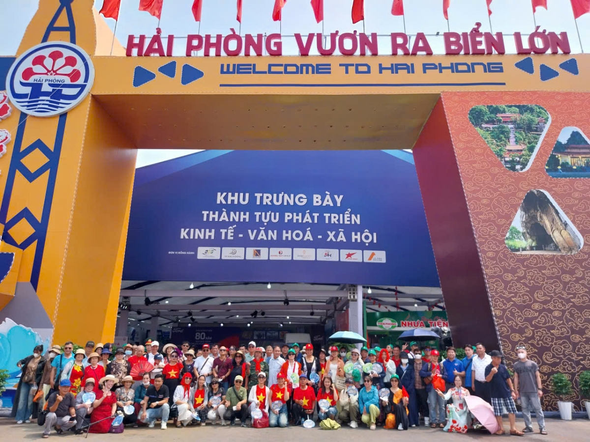 Người dân Hải Phòng chụp ảnh kỷ niệm tại khu vực trưng bày của thành phố trong khuôn viên triển lãm.