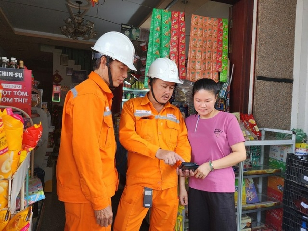 Cán bộ điện lực TPHCM hướng dẫn người dân cài App
