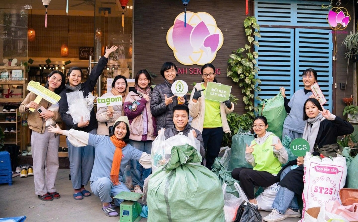Các thành viên nhóm Tagom thu và phân loại rác thải