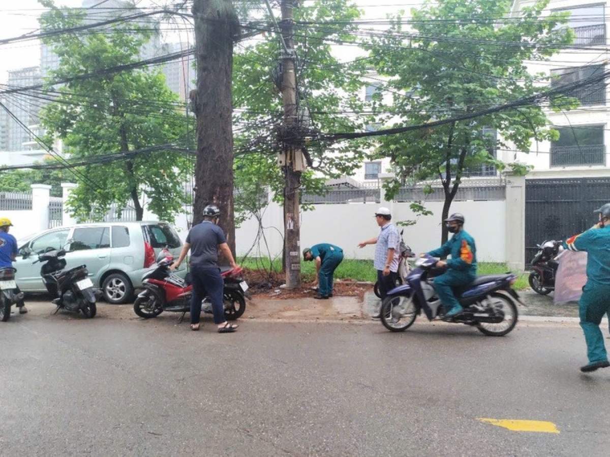 Lực lượng chức năng tổng vệ sinh môi trường tại các tuyến phố