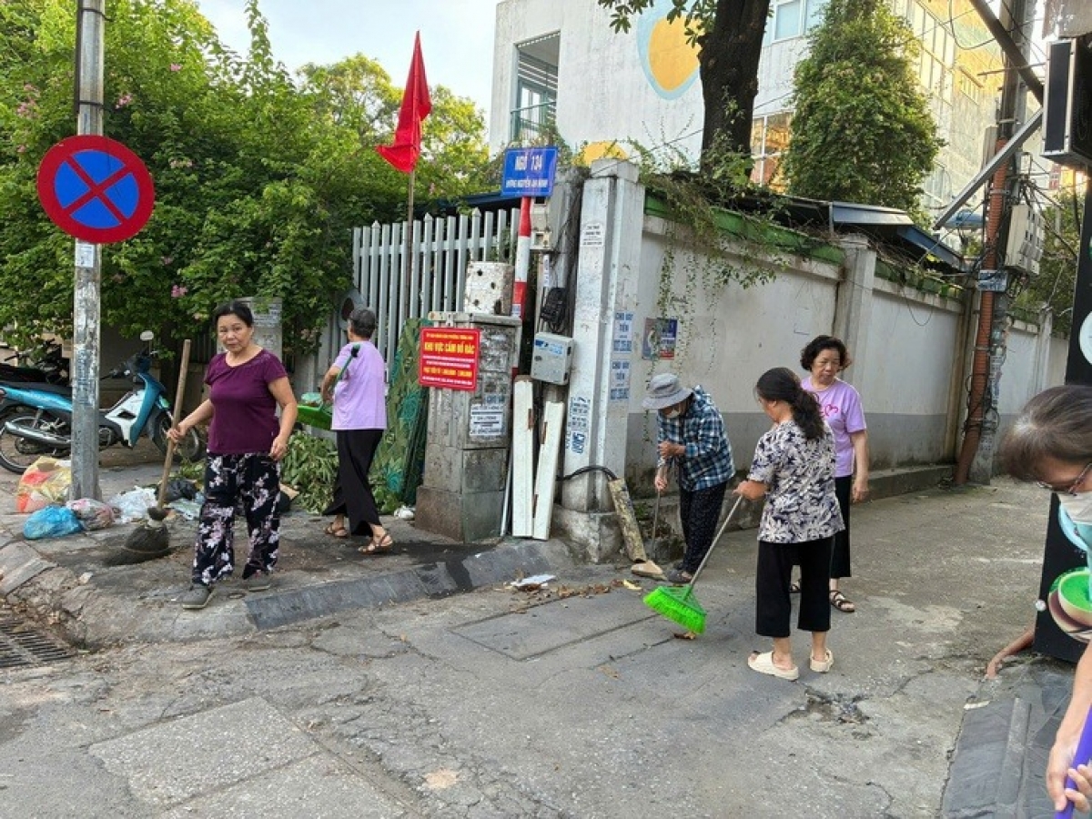 Người dân phường Tương Mai tích cực dọn vệ sinh, môi trường