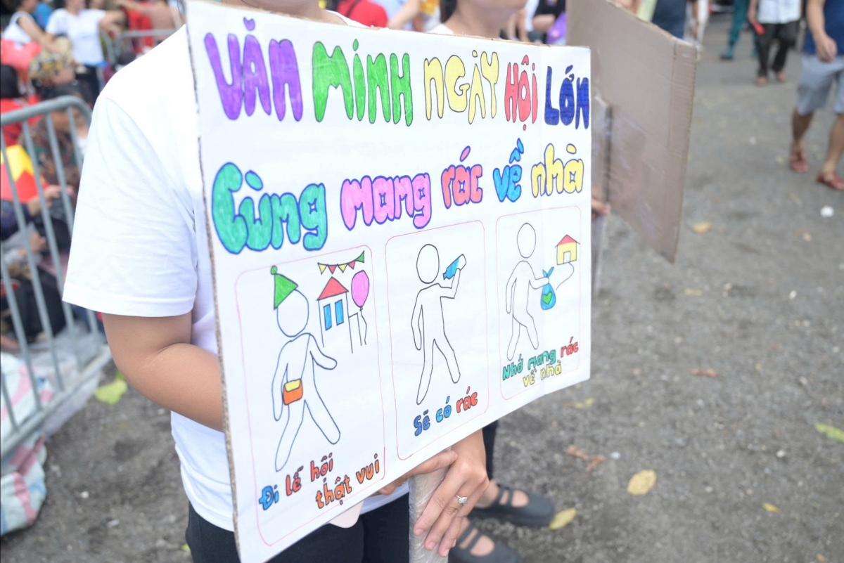 Những tấm biển kêu gọi chung tay bảo vệ môi trường được nhiều người dân tự thiết kế và chuẩn bị.