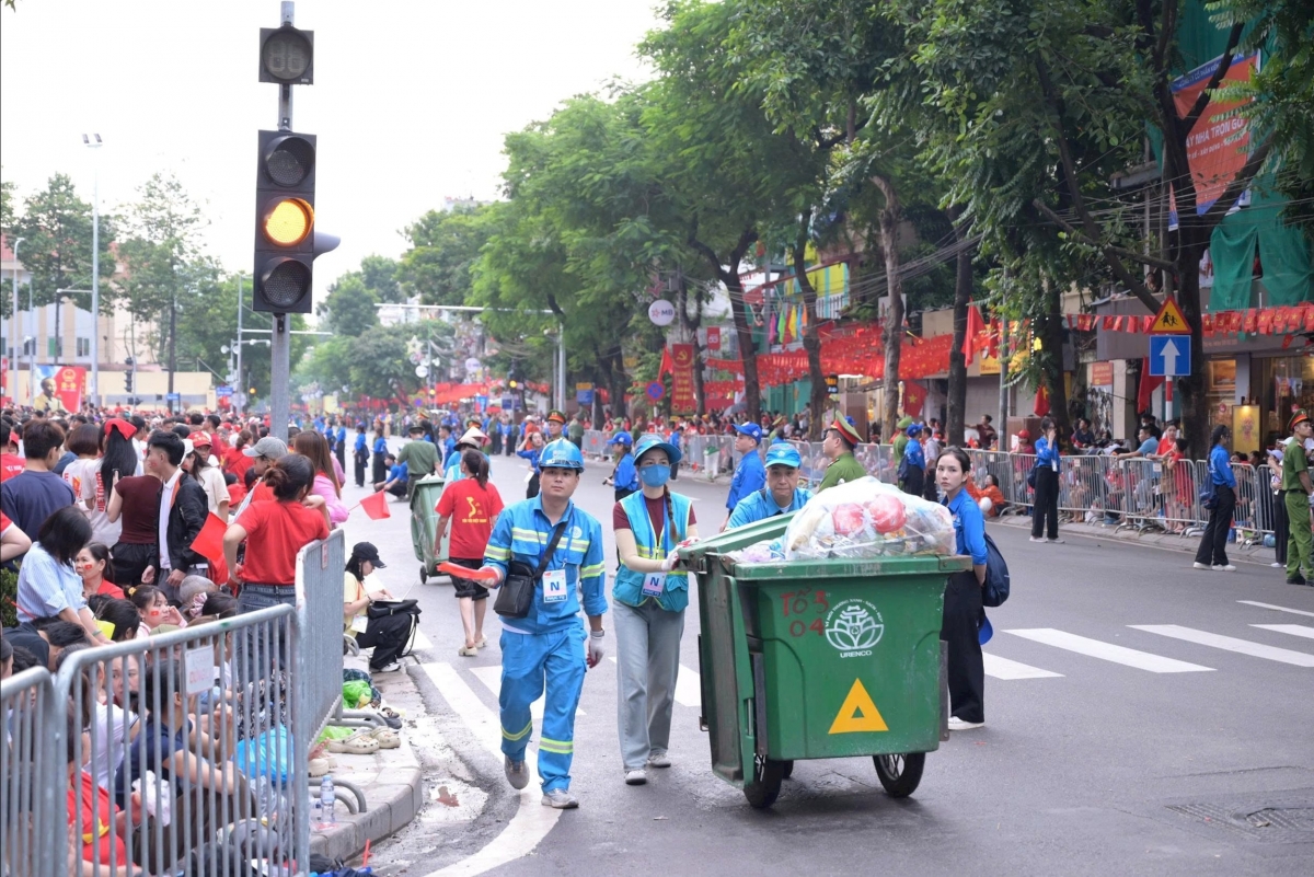 Lực lượng vệ sinh môi trường được tăng cường tại các tuyến phố tập trung đông người dân đến xem diễu binh, diễu hành.