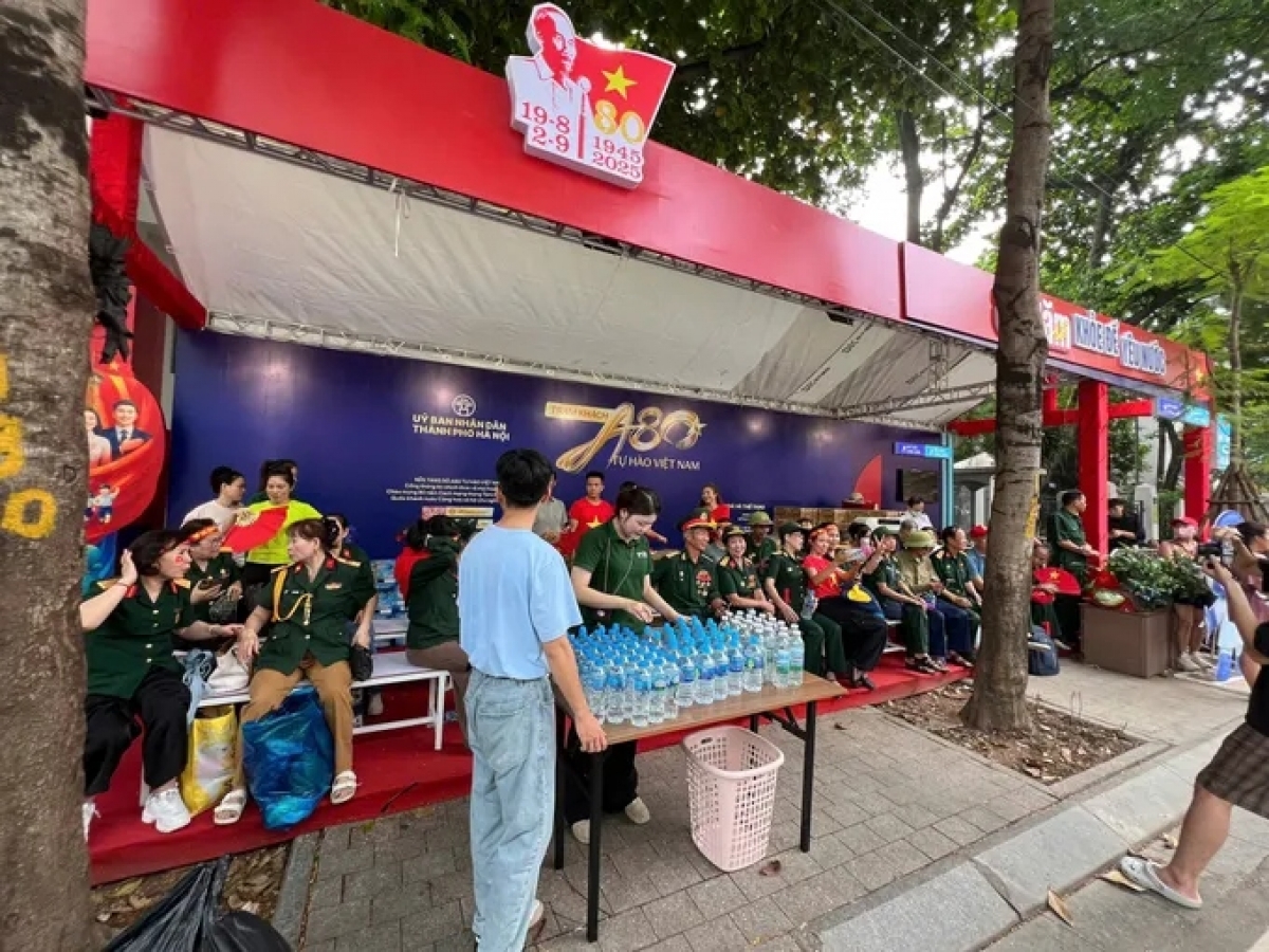 TP Hà Nội bố trí 15 “Trạm khách A80: Tự Hào Việt Nam” để hỗ trợ giúp đỡ người dân đi xem diễu binh, diễu hành A80