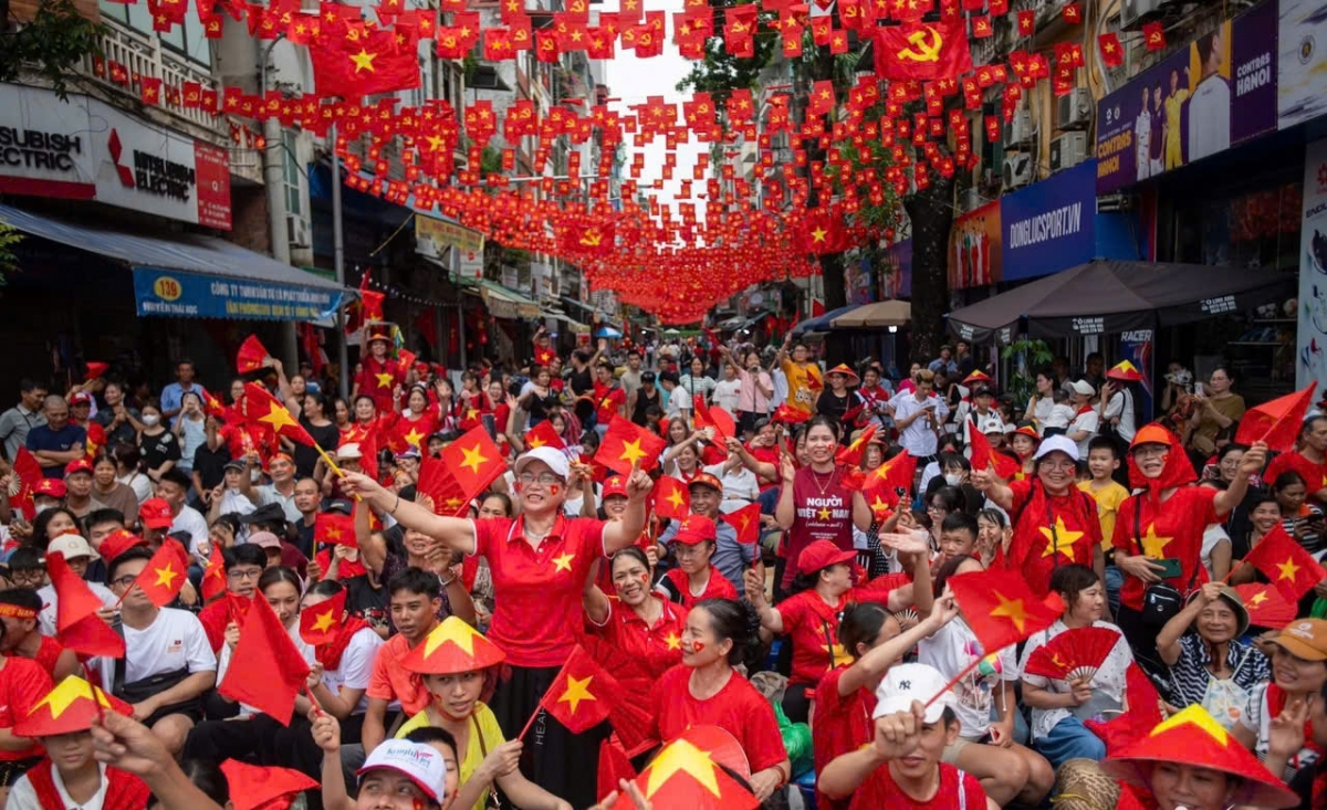Cờ đỏ sao vàng, niềm tự hào dân tộc