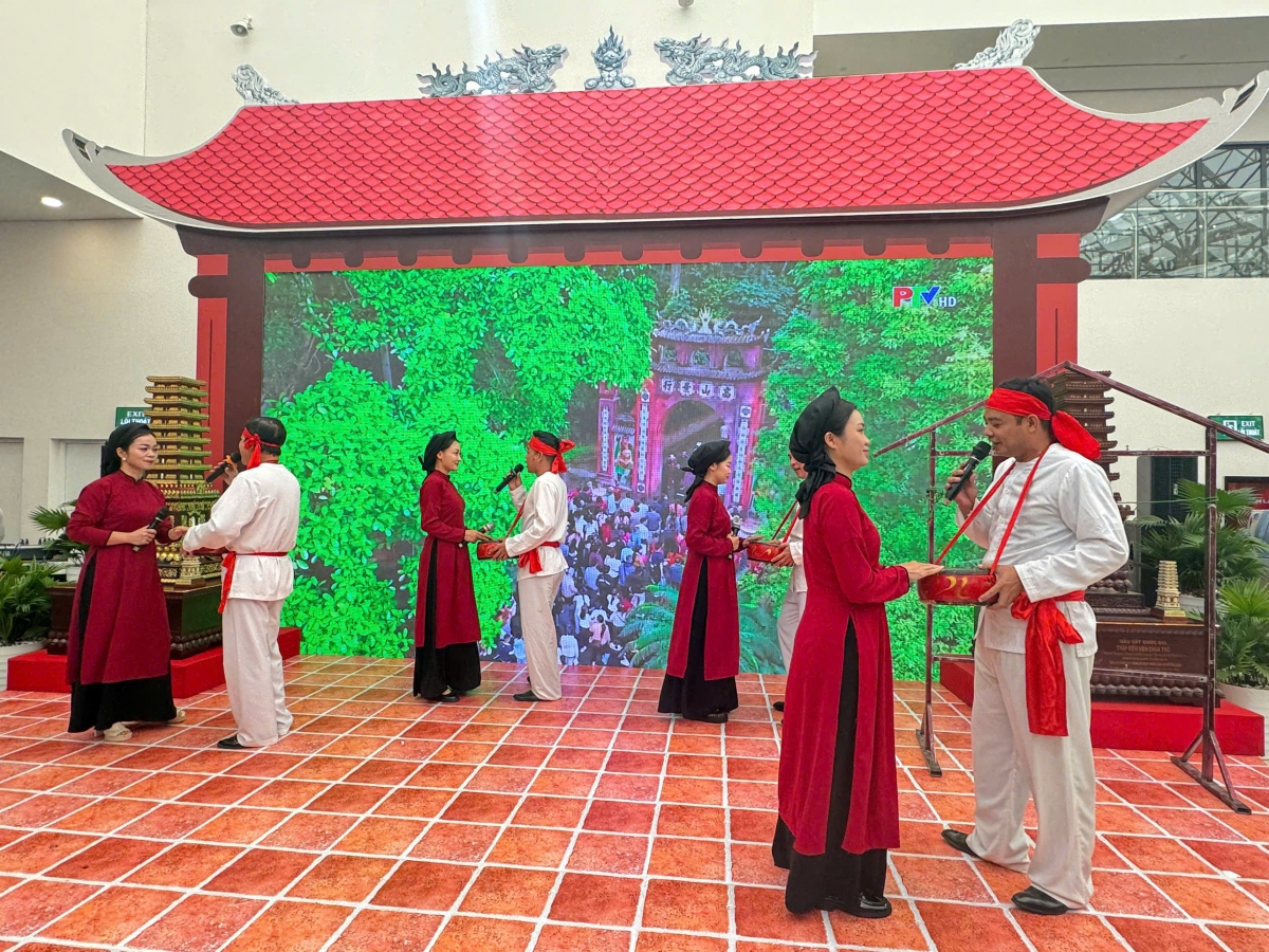 Các cán bộ thuộc Trung tâm Văn hóa thông tin điện ảnh tỉnh Phú Thọ mang đến những tiết mục hát xoan đặc sắc