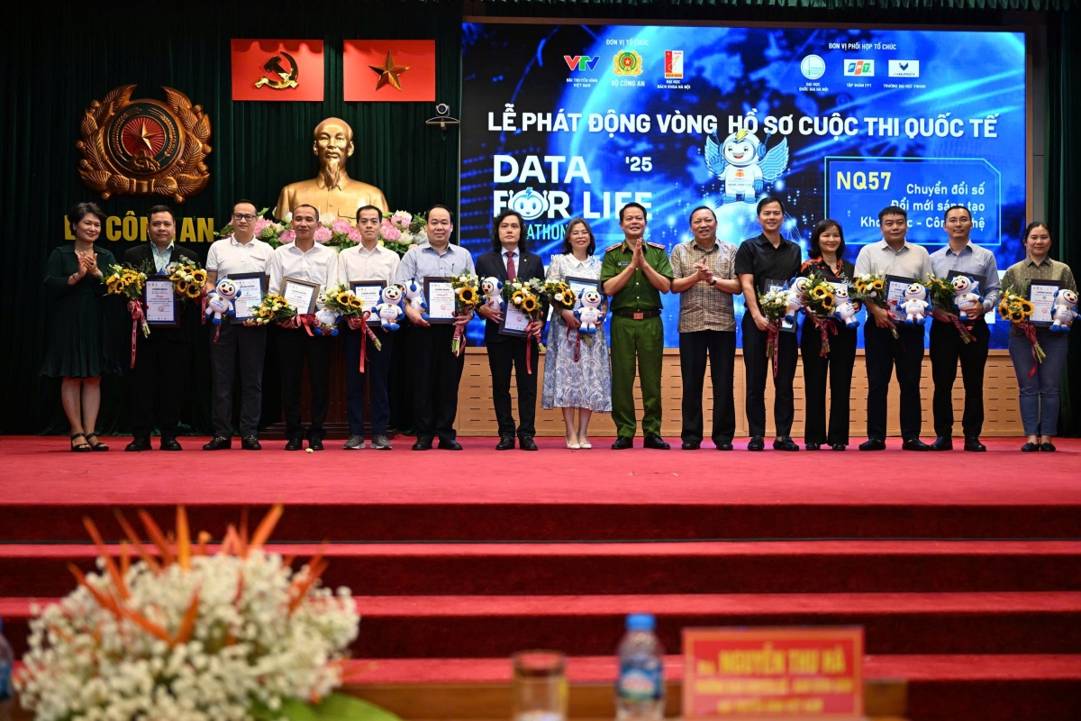 Các đại biểu tham dự lễ phát động