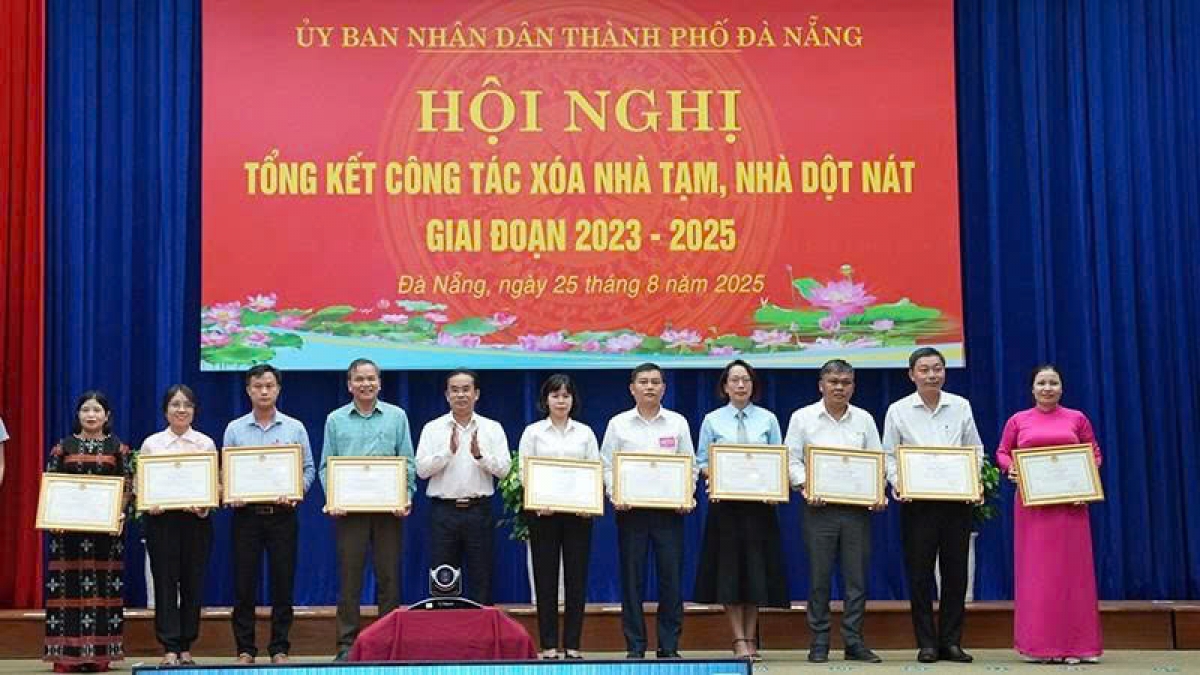 Tặng bằng khen cho các cá nhân tập thể trong công tác xóa nhà tạm, nhà dột nát