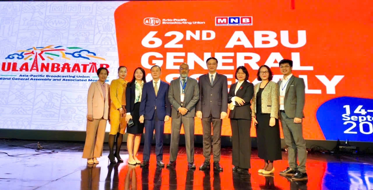 Đoàn đại biểu VOV chụp ảnh với Tổng Thư ký ABU Ahmed Nadeem