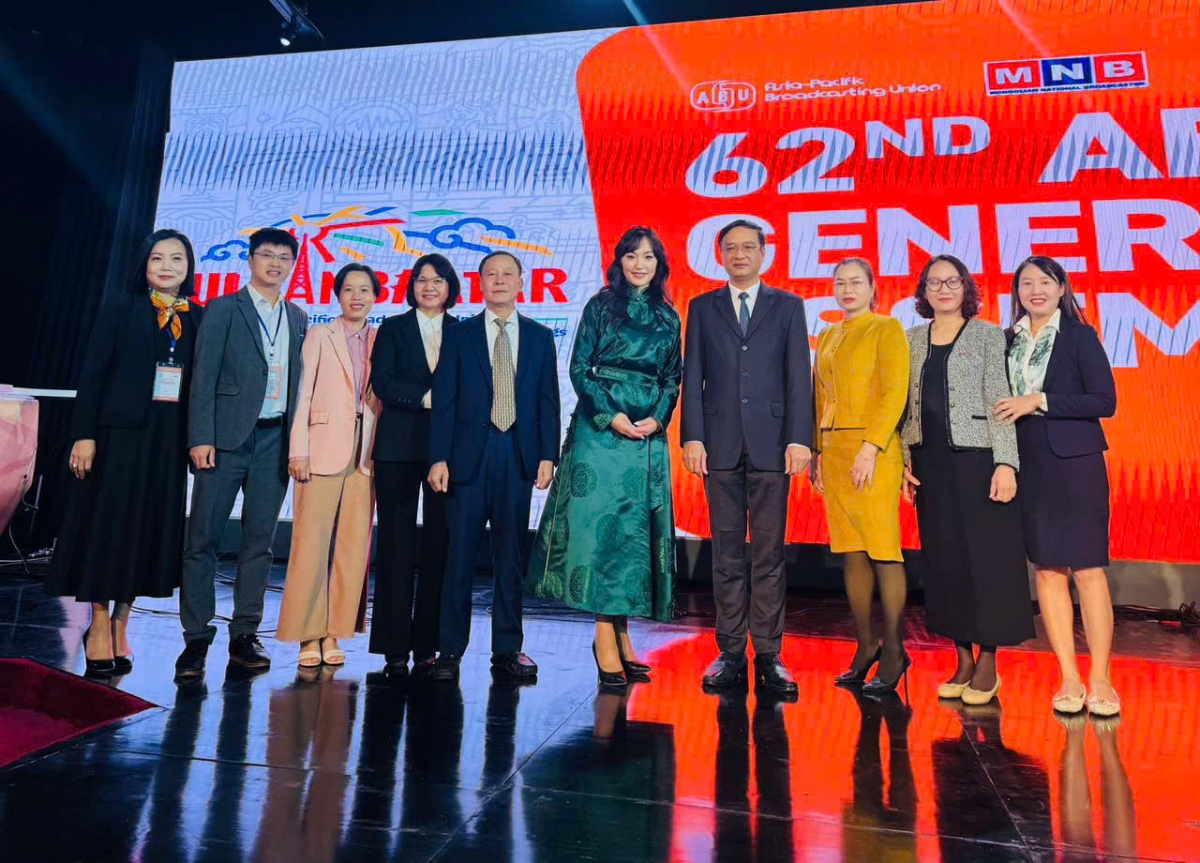 Đoàn đại biểu VOV chụp ảnh với bà Gerel Gankhuyay, Tổng Giám đốc Đài PTTH Mông Cổ - đơn vị đăng cai tổ chức Đại hội đồng ABU năm 2025