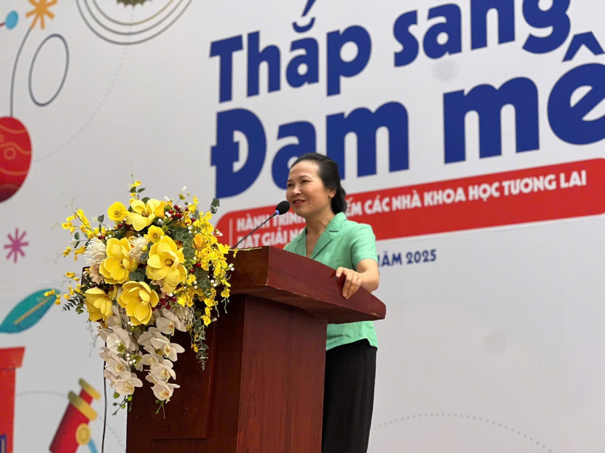 Bà Nguyễn Thị Thu Hà, Hiệu trường THCS Trưng Vương phát biểu tại sự kiện