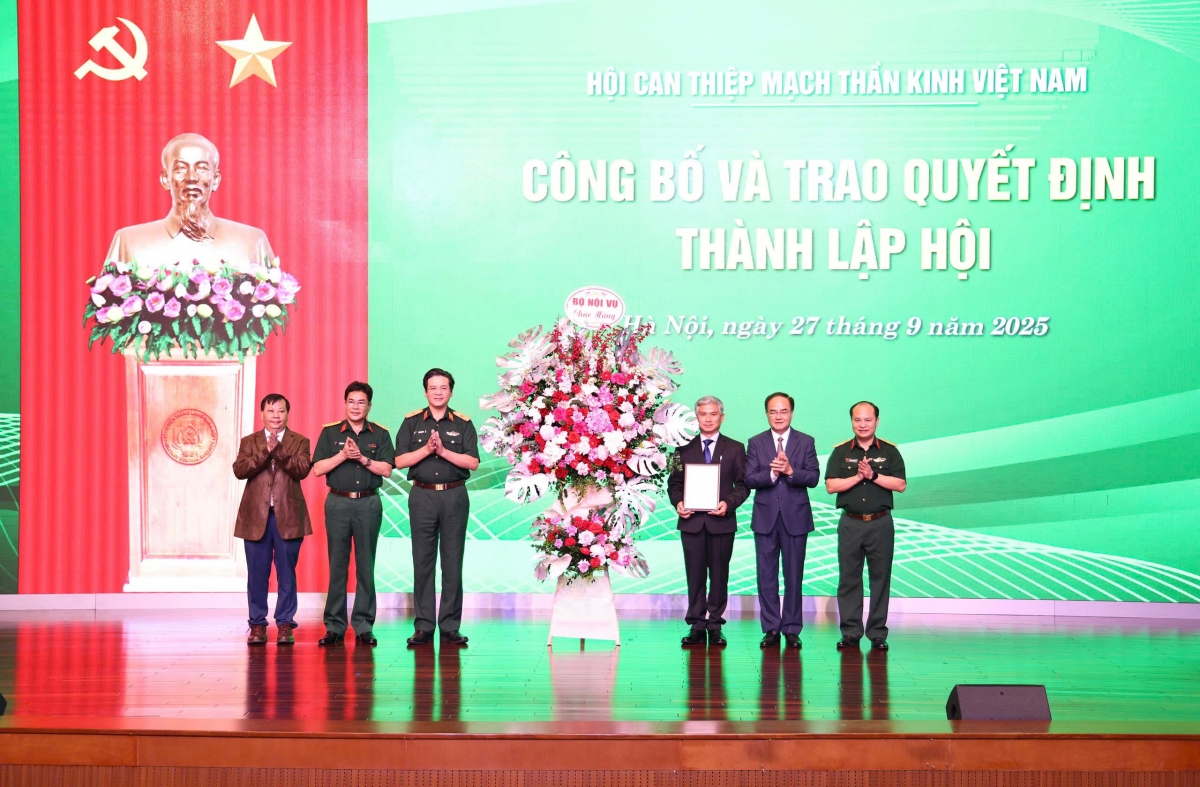 TS Vũ Chiến Thắng, Thứ trưởng Bộ Nội vụ trao quyết định thành lập Hội Can thiệp mạch thần kinh.