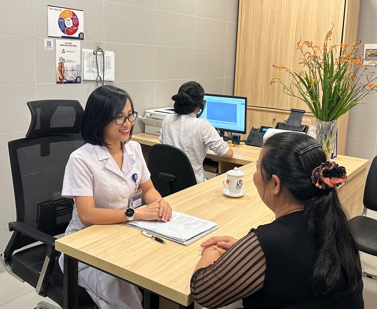 Bệnh nhân ung thư được BS thăm khám, tư vấn tại Bệnh viện Ung bướu Hà Nội.