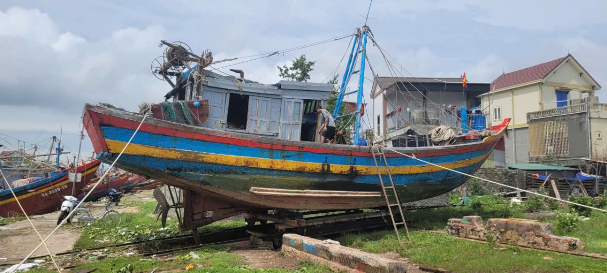 Ngư dân xóm Chiến Thắng, Diễn Châu, Nghệ An kiêm tra tàu thuyền chuẩn bị vươn khơi sau khi bão tan. 