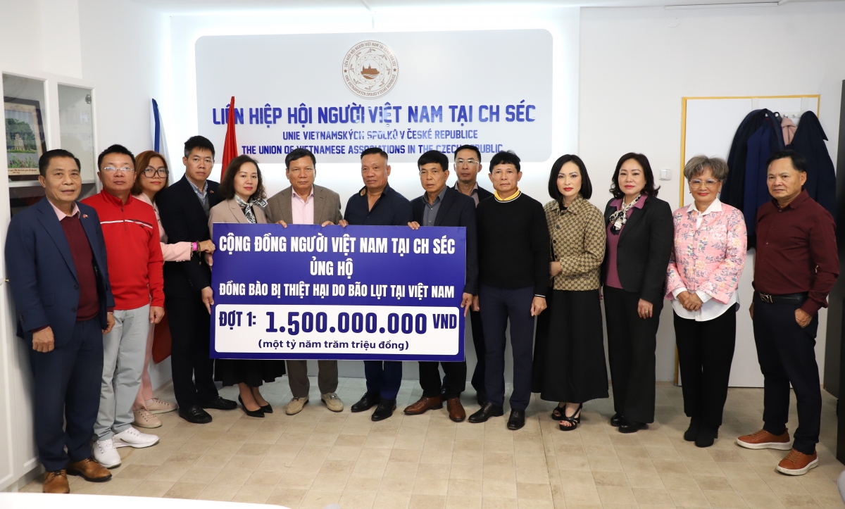Đại diện Đại sứ quán, Liên hiệp Hội Việt Nam tại Cộng hòa Séc và các hội đoàn người Việt trao tặng tiền ủng hộ đồng bào Việt Nam bị thiệt hại do bão lụt.
