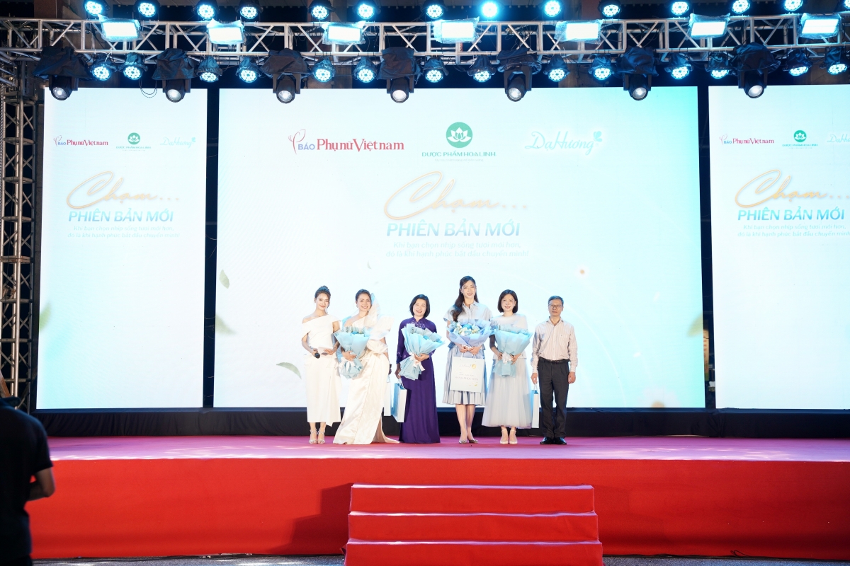 Bà Nguyễn Thị Kim Dung, ông Phí Quốc Thuyên cùng đại diện nhãn hàng trao hoa cảm ơn các khách mời - Ảnh: Trường Hùng