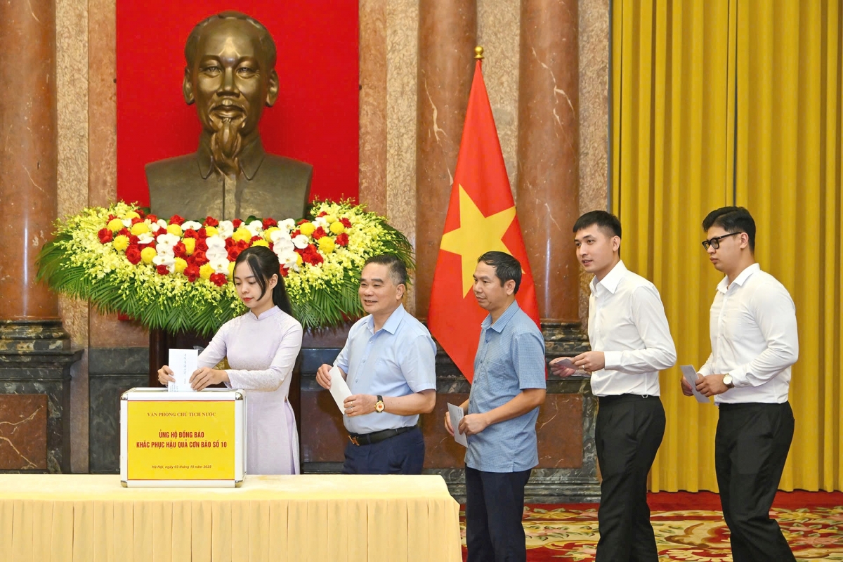 Cán bộ, công chức và người lao đồng Văn phòng Chủ tịch nước ủng hộ đồng bào khắc phục hậu quả cơn bão số 10