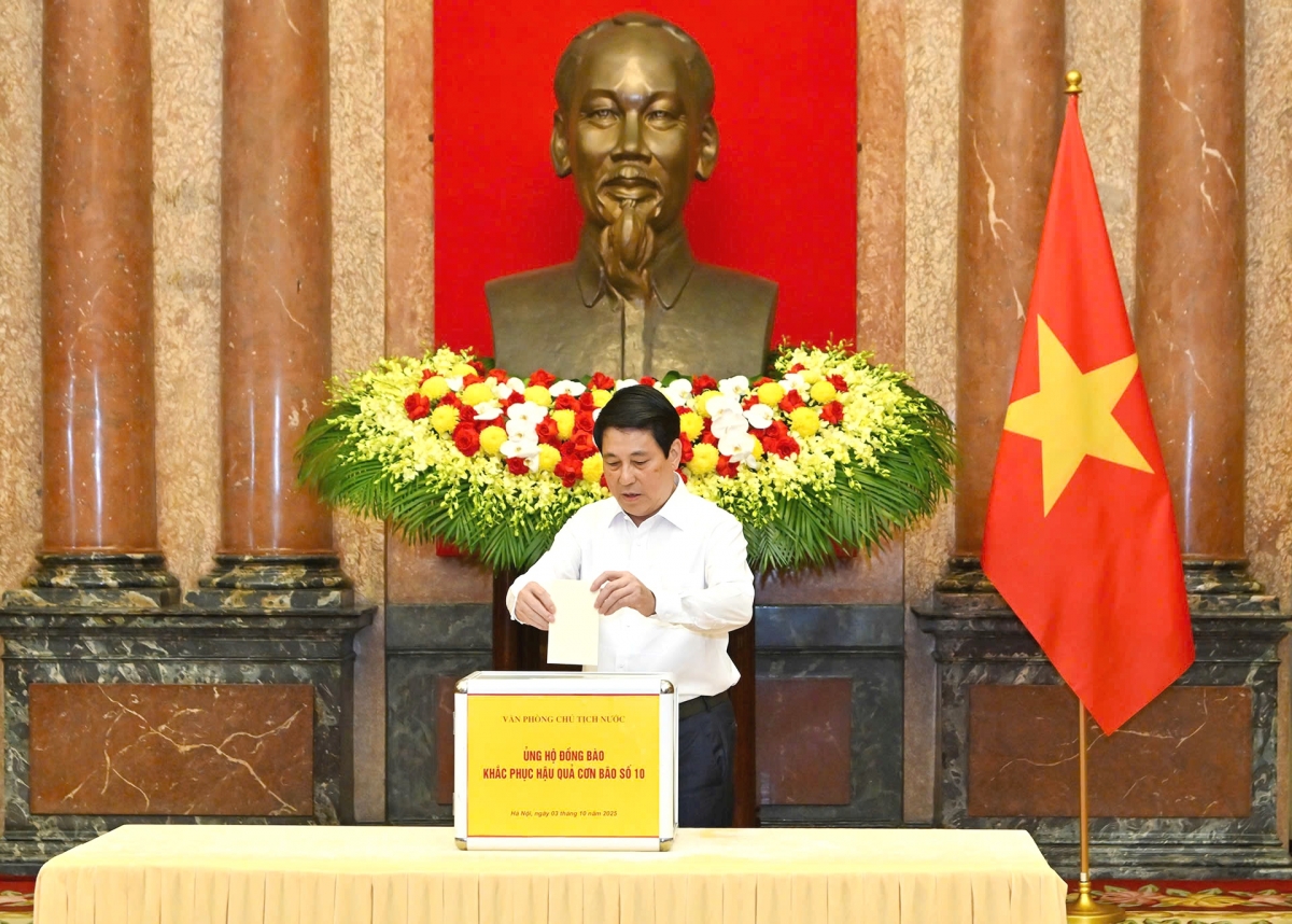Chủ tịch nước Lương Cường ủng hộ đồng bào khắc phục hậu quả cơn bão số 10