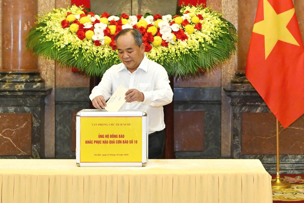 Lãnh đạo Văn phòng Chủ tịch nước ủng hộ đồng bào khắc phục hậu quả cơn bão số 10