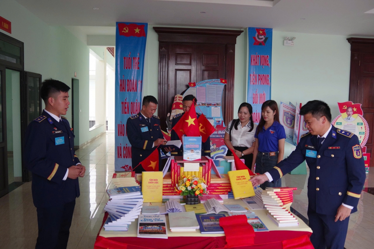 Các đại biểu tham quan các công trình chào mừng Đại hội của tuổi trẻ Hải đoàn