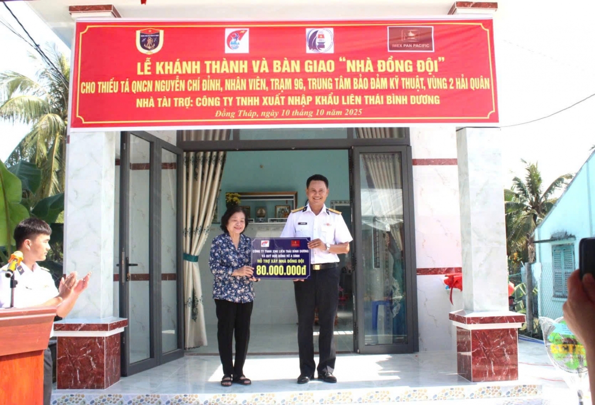 Bà Trương Mỹ Hoa trao quà tài trợ Nhà đồng đội cho đồng chí Thiếu tá QNCN  Nguyễn Chí Đỉnh
