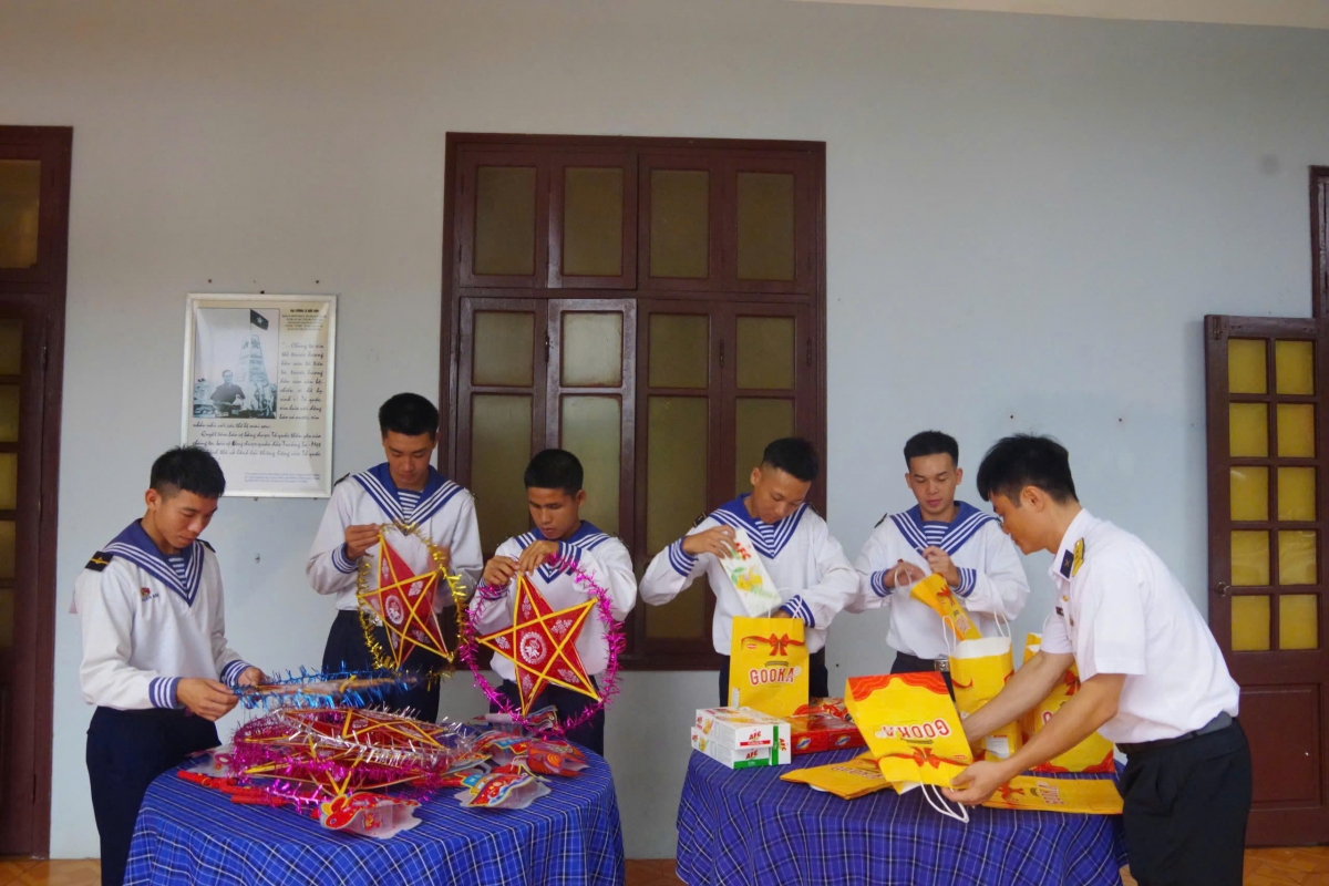 Các chiến sĩ chuẩn bị đèn ông sao và quà cho các em nhỏ